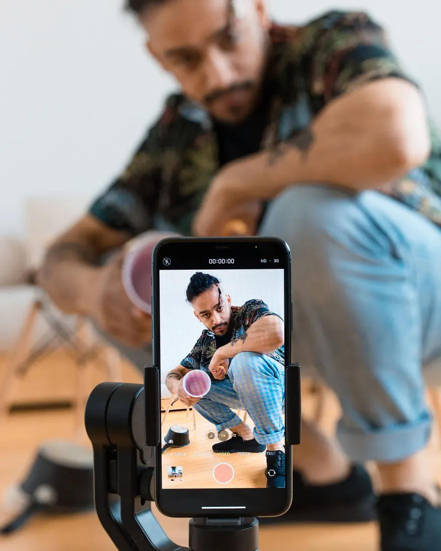 Un créateur se filme seul, téléphone sur un stabilisateur