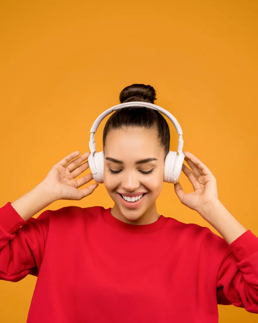 Une jeune femme écoute de la musique au casque