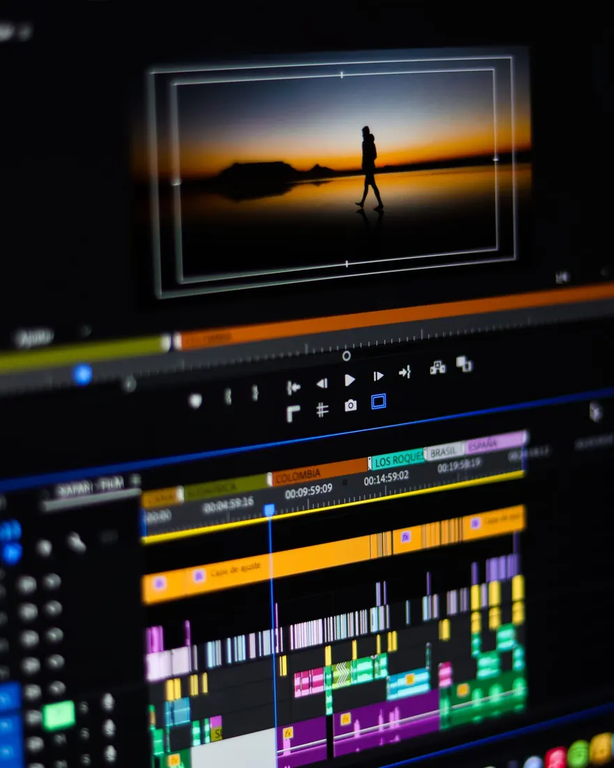 Una línea de tiempo de edición de vídeo en una pantalla
