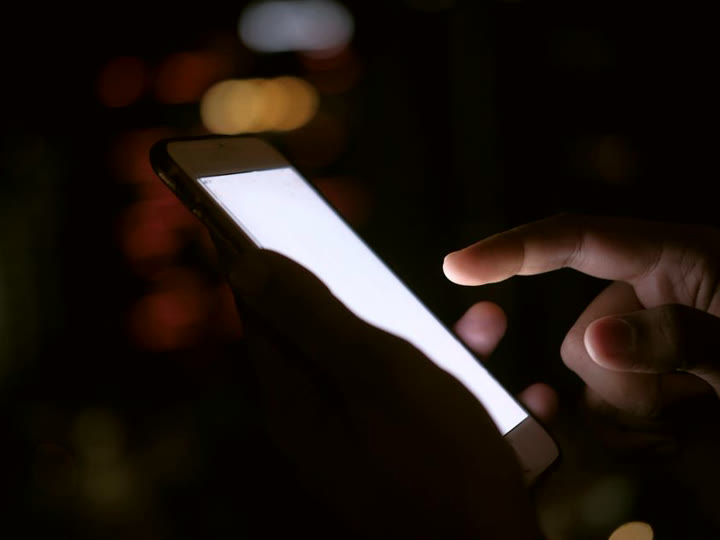 Un téléphone dans la main, le soir — tes vidéos restent chez toi