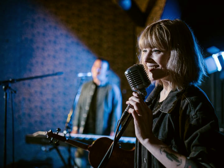 Une chanteuse sur scène — de vraies images, filmées
